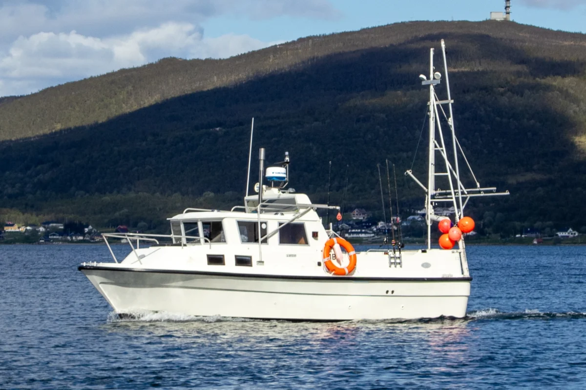 Mørebas 9500 cabin boat used for private fishing tour Tromsø on Arctic fjord waters