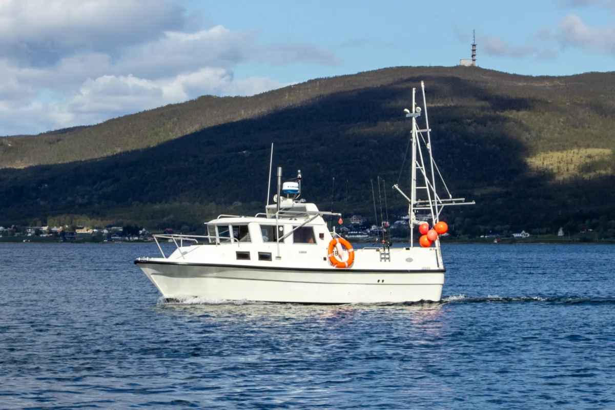 Mørebas 9500 cabin boat used for private fishing tour Tromsø on Arctic fjord waters